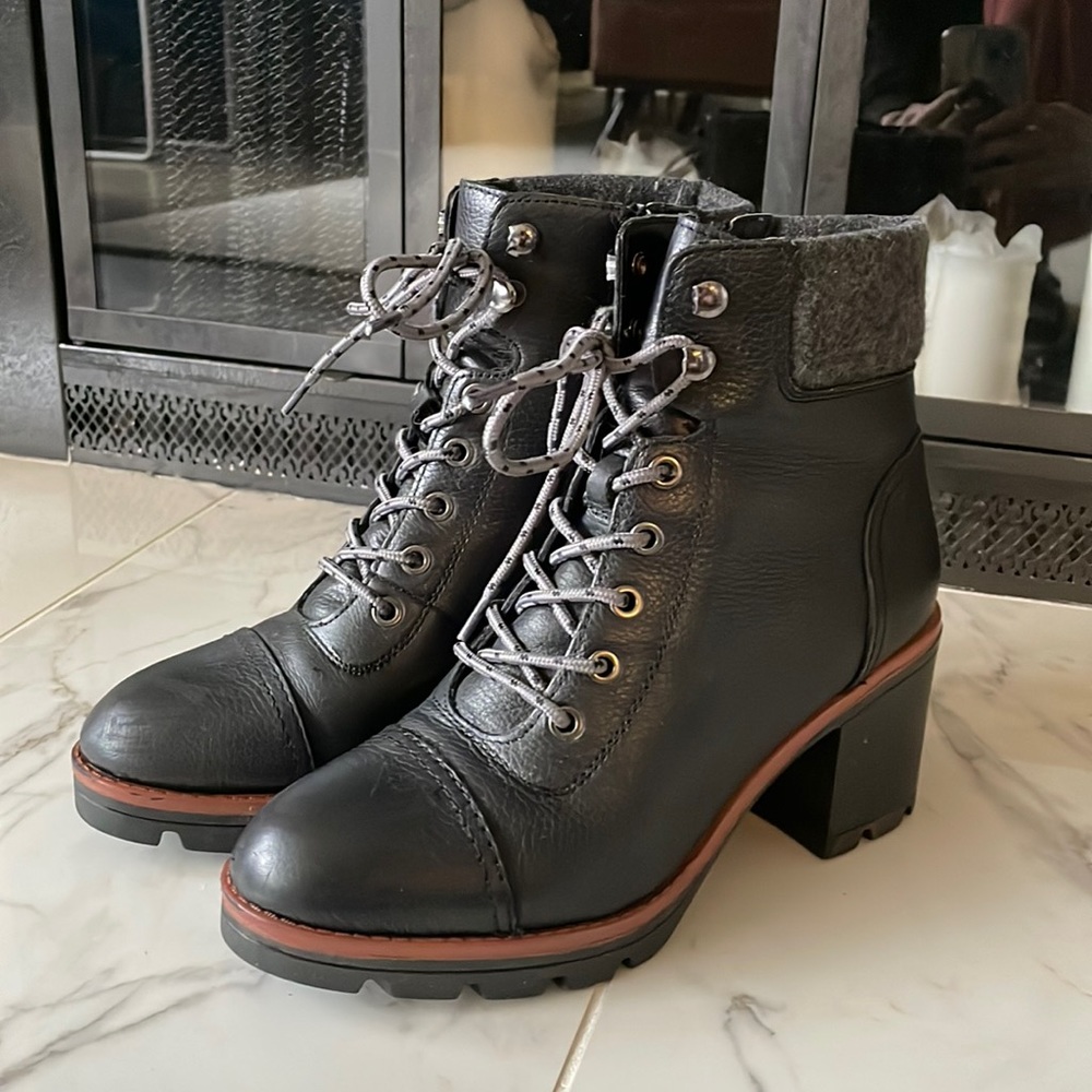 Naturalizer Callie booties size 7.5. Waterproof. leather.